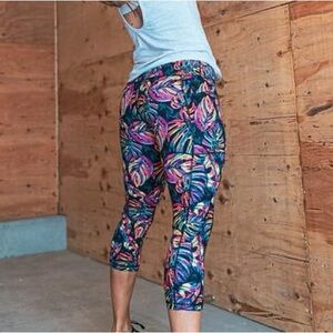 CVG Tropic Like It’s Hot cropped leggings. Size Small